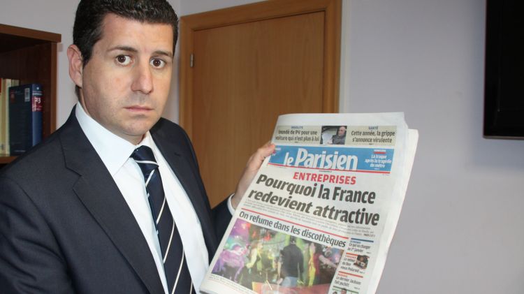 Boades mostra un diari francès on es diu que discoteques han tancat arran de les denúncies per sorollo al carrer © ACN