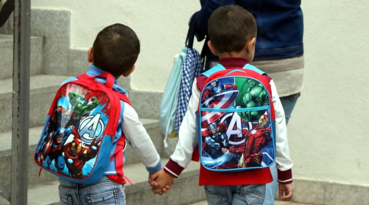 Una parella de nens agafats de la mà tornen a l'escola a Ripoll. ACN
