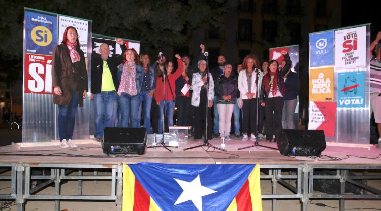 Els representants d'entitats i partits polítics independentistes durant l'acte a Girona. ACN
