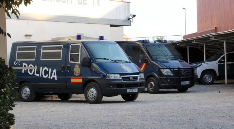 Les furgones de la policia espanyola a l'aparcament de l'hotel. ACN