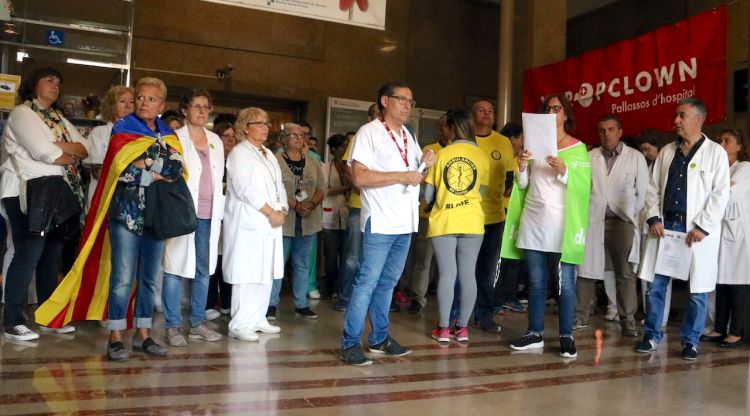 Una vuitantena de persones s'han concentrat al 'hall' del Trueta de Girona. ACN