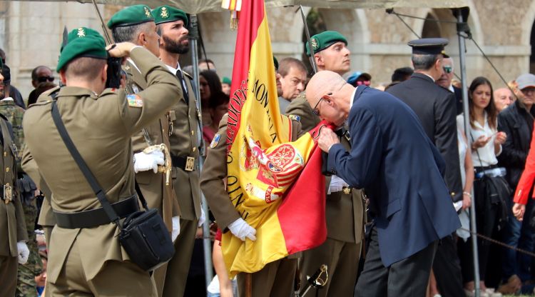Un dels civils que s'ha apuntat a la jura de bandera espanyola. ACN