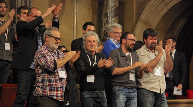 Regidors de Sant Julià de Ramis i membres del col·lectiu pro Medinyà independent aplaudint durant el ple del Parlament (arxiu). ACN