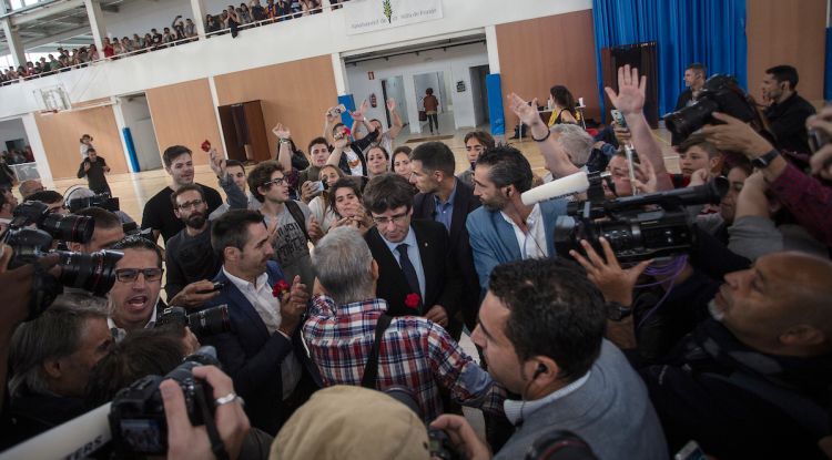 Pla general de l'arribada del president Carles Puigdemont al col·legi electoral de Sant Julià de Ramis. ACN