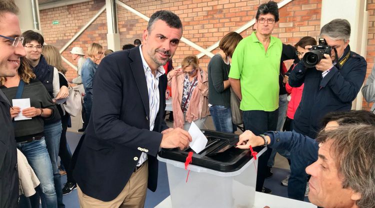 El conseller d'Empresa i Coneixement, Santi Vila, votant al Col·legi Joaquim Cusí de Figueres