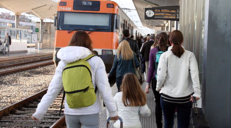 Usuaris del tren a l'estació de Girona (arxiu). ACN