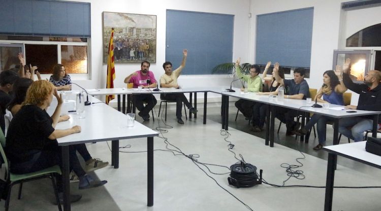El ple de Celrà aprovant per unanimitat la moció que demana al Parlament declarar la independència de Catalunya. ACN