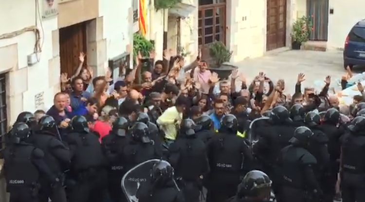 La càrrega policial que la policia espanyola ha fet amb gasos lacrimògens contra els veïns d'Aiguaviva. ACN