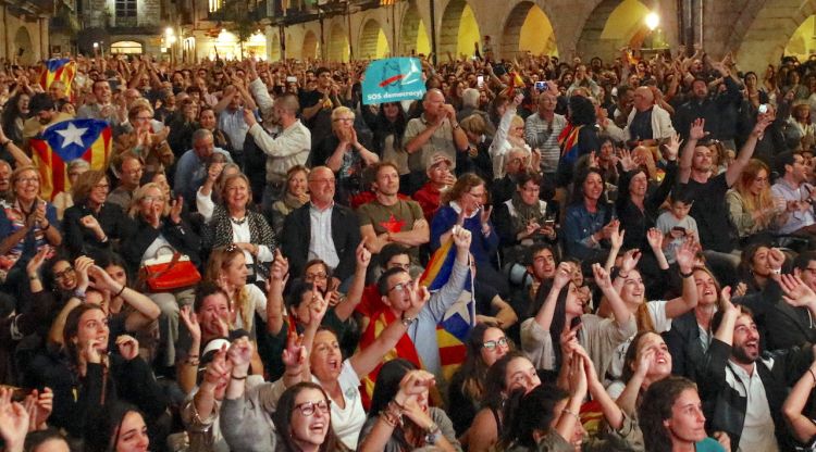 Eufòria a Girona en el moment en què Puigdemont ha aplicat els resultats del referèndum. ACN