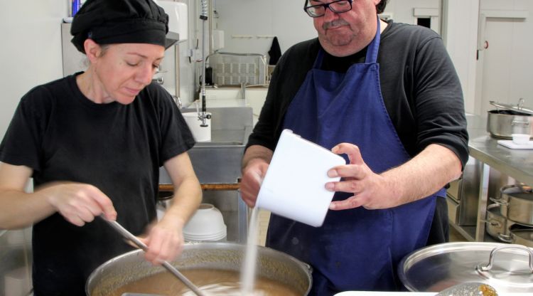 Dos treballadors de La Fageda en ple procés d'elaboració de melmelades