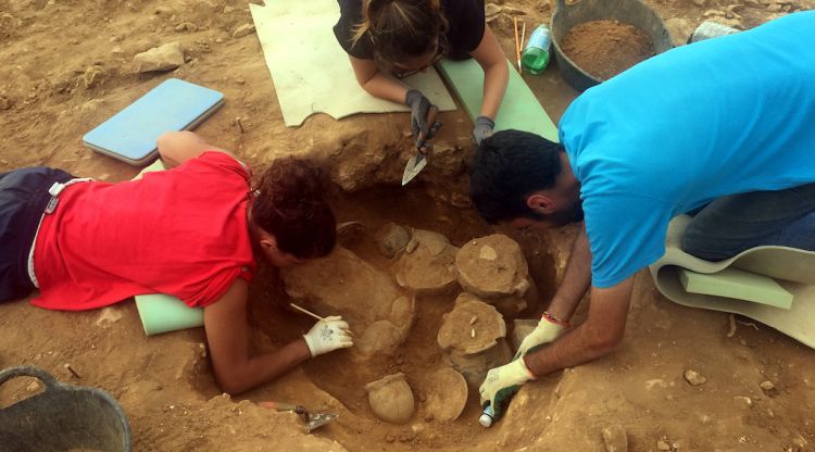 Un grup d'arqueòlegs treballant a la necròpolis de Vilanera a l'Escala. ACN