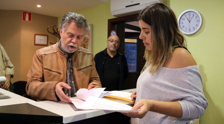El portaveu de la plataforma Salvem Garriguella, Joan Salmeron, entregant les signatures a l'Ajuntament. ACN