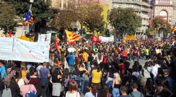 Pla general de la manifestació d'estudiants d'avui a la Gran Via de Jaume I de Girona. ACN