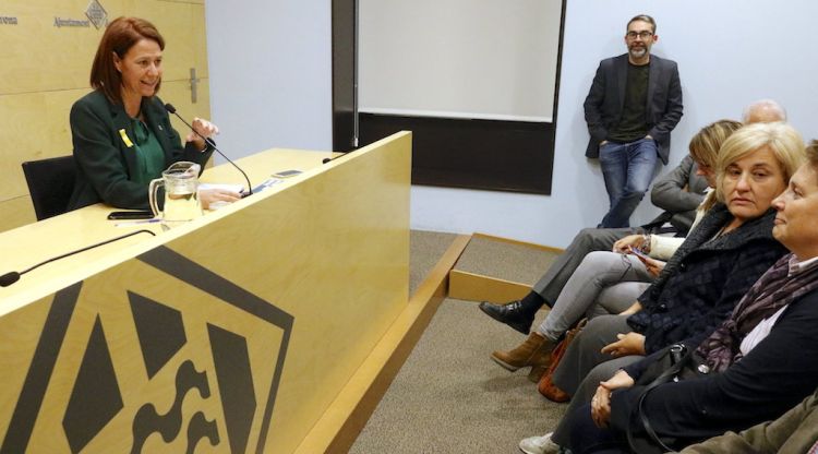 L'alcaldessa de Girona, Marta Madrenas, presentant el nou cartipàs davant bona part dels regidors de l'equip de govern. ACN