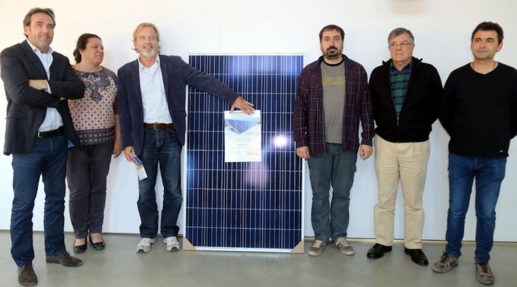 L'artífex del projecte Col·lectiu Solar amb alguns dels alcaldes del Ter-Gavarres que donen suport a la iniciativa. ACN