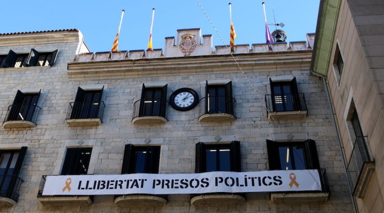 La pancarta demanant la llibertat dels presos polítics. ACN