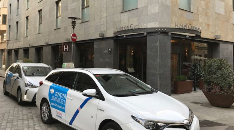 La façana de l'hotel Ciutat de Girona amb dos taxis al davant