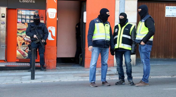 Agents de la policia espanyola davant de l'edifici de Figueres on s'han detingut els dos germans. ACN