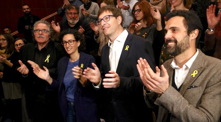 La número dos d'ERC, Marta Rovira, amb Roger Torrent, Carles Mundó i Joan Tardà, a l'acte de la campanya d'ERC a Blanes. ACN
