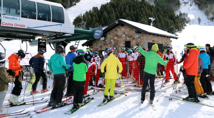 Cua d'esquiadors al telecadira de Coma Oriola de la Masella. ACN