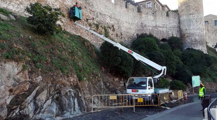 Una grua treballant en les obres de rehabilitació de la muralla de Tossa de Mar,