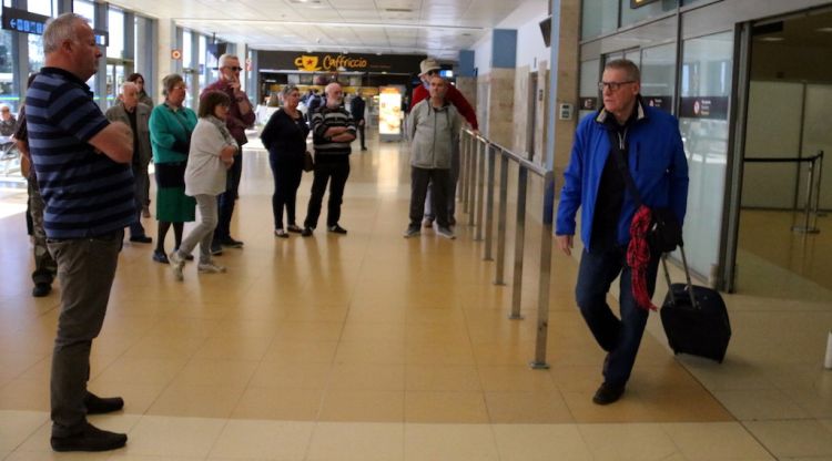 Viatgers arribant a l'Aeroport de Girona (arxiu). ACN
