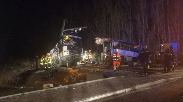 Imatge de l'autobús escolar que ha xocat contra un tren a Millars, a la Catalunya Nord, provocant almenys 4 morts i 24 ferits greus. Reuters/ACN