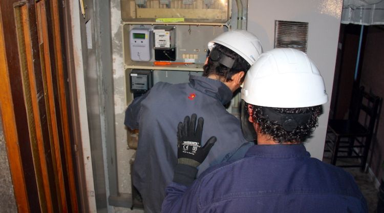 Operaris d'Endesa treballant en una operació contra el frau elèctric el setembre de 2017. ACN
