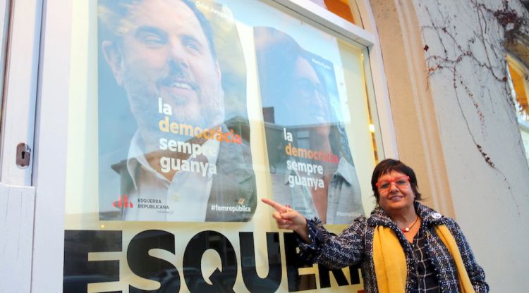 La cap de llista d'ERC per Girona al 21-D, Dolors Bassa, ahir al costat d'un cartell electoral. ACN