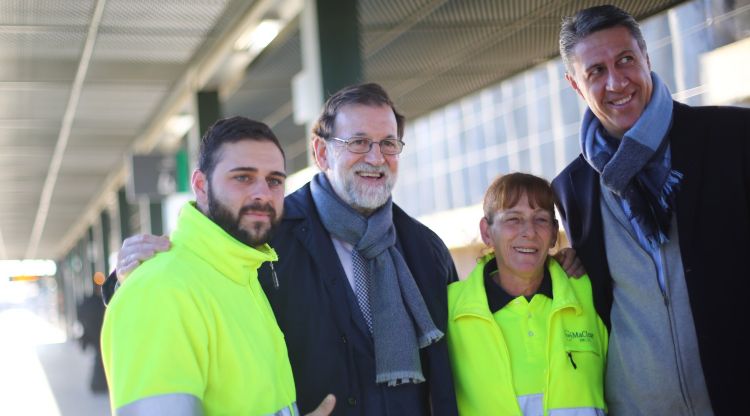Mariano Rajoy posant amb Albiol i dos treballadors unionistes a l'estació del TAV de Figueres. Mariano Rajoy (Twitter)