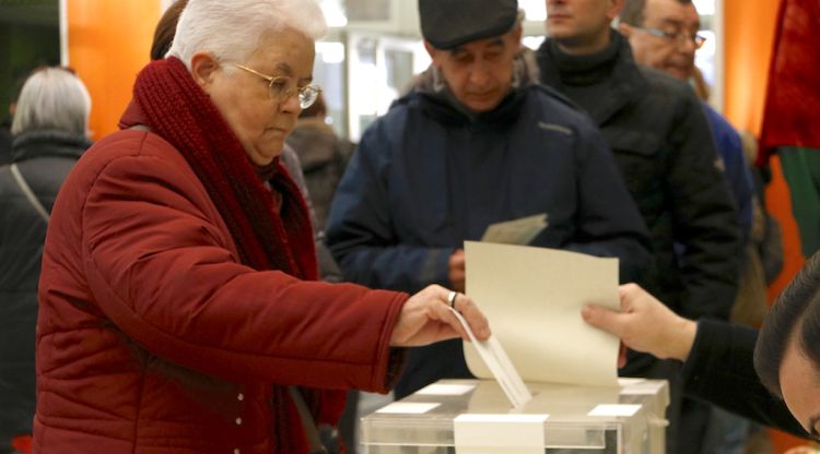 Una senyora vota al col·legi La Farigola de Barcelona. ACN