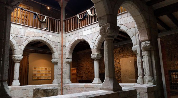 Estat en que ha quedat el claustre del Palau de l'Abadia de Sant Joan de les Abadesses. ACN
