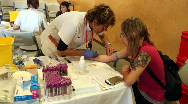 Una infermera extraient la mostra de sang a una donant a Vilobí d'Onyar (arxiu). ACN