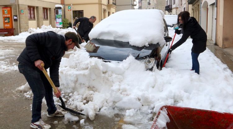 Veïns de Camprodon alliberant el seu vehicle en la nevada del febrer del 2018. ACN