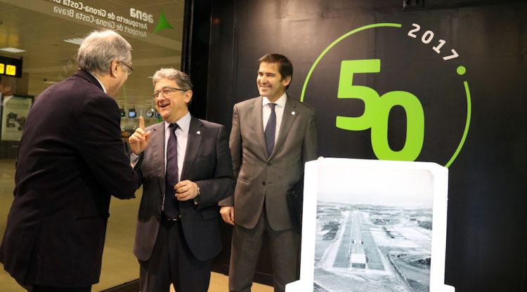 El delegat del govern espanyol a Catalunya, Enric Millo, visita l'exposició sobre els 50 anys de l'aeroport. ACN