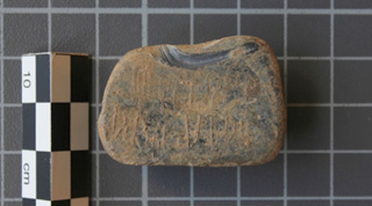 Detall de l'objecte de plom descobert al jaciment d'Ullastret