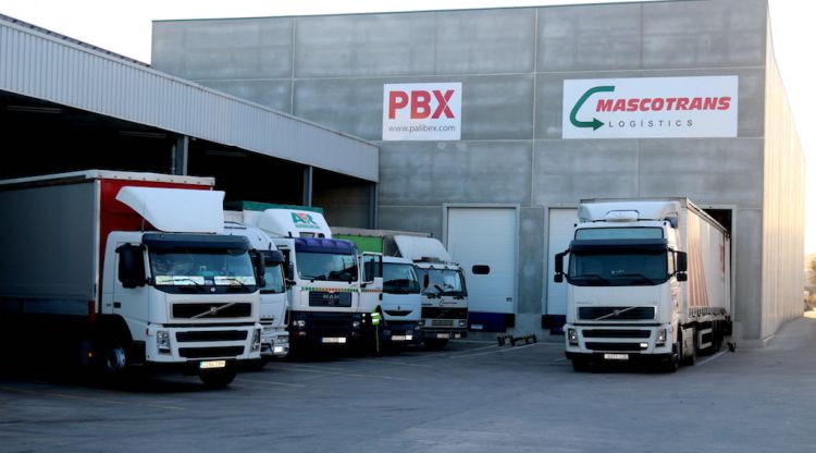 Camions aparcats al moll de càrrega i descàrrega de l'empresa de transports i logística de Celrà. ACN