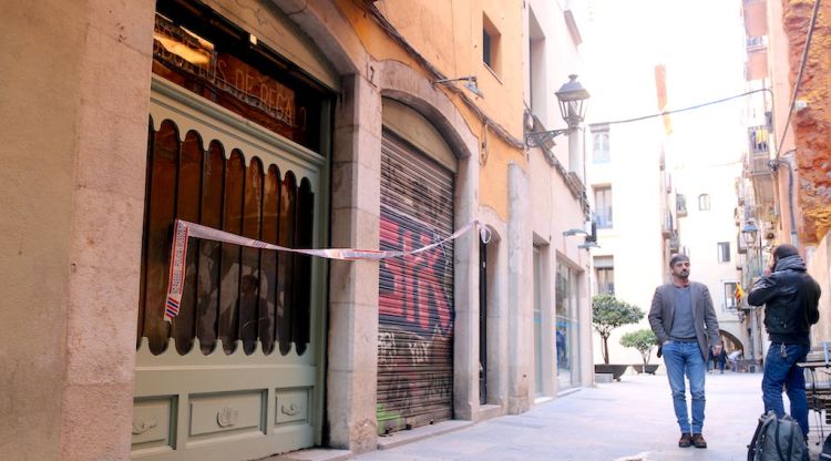 La botiga del carrer Mercaders del Barri Vell de Girona on hi ha hagut l'incendi, aquesta tarda. ACN