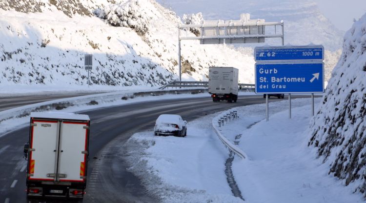 Pla general de l'estat amb neu de la carretera C-25 a la sortida de Sant Bartomeu del Grau. ACN