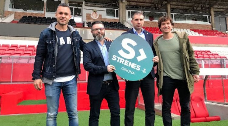 El director del Festival Strenes, Xavi Pascual -al centre- amb jugadors i equip directiu del Girona FC a l'estadi de Montilivi