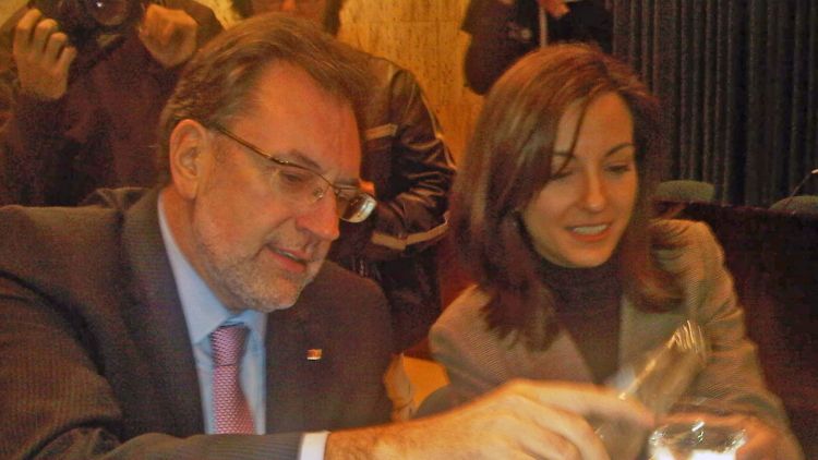 El conseller, Josep Lluís Cleries, amb l'alcaldessa de Salt, Iolanda Pineda © AG