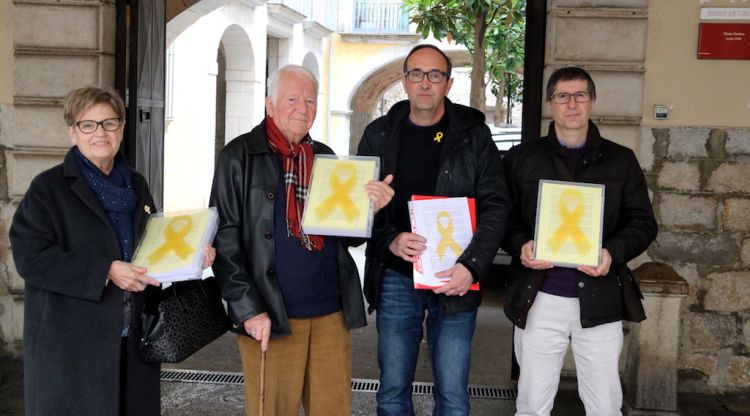 Quatre feligresos de Cristians per la Llibertat amb les firmes que han entregat al Bisbe de Girona. ACN