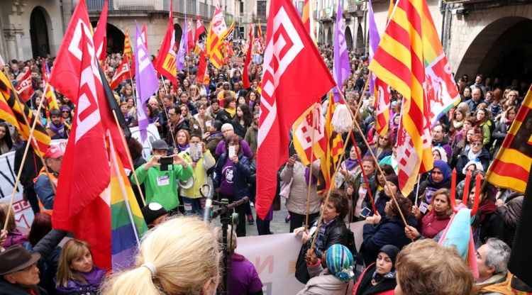 Concentració feminista a la plaça del Vi. ACN