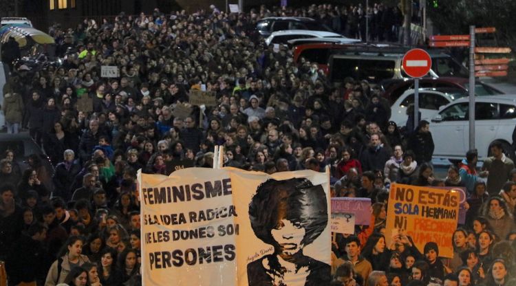 Milers de persones s'han mobilitzat pels carrers de Girona en el marc del dia de la dona treballadora. ACN