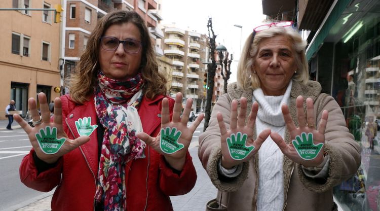 Les responsables del sindicat Satse a Tarragona mostrant les enganxines de la nova campanya contra les agressions. ACN