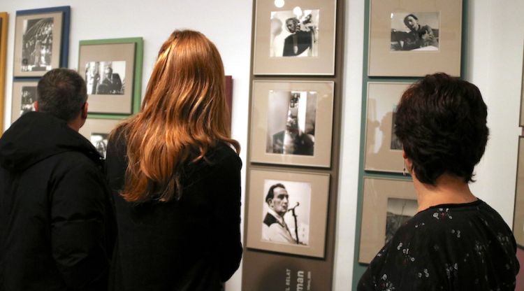 Dues comissàries ensenyant l'exposició de fotografies 'Elles fotografien Dalí'. ACN
