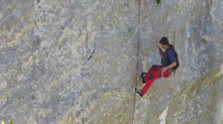 Un escalador en una zona de l'Alta Garrotxa © ACN
