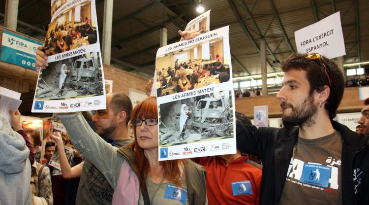 Alguns dels manifestants davant de l'estant de l'exèrcit a l'Expojove l'any passat. ACN