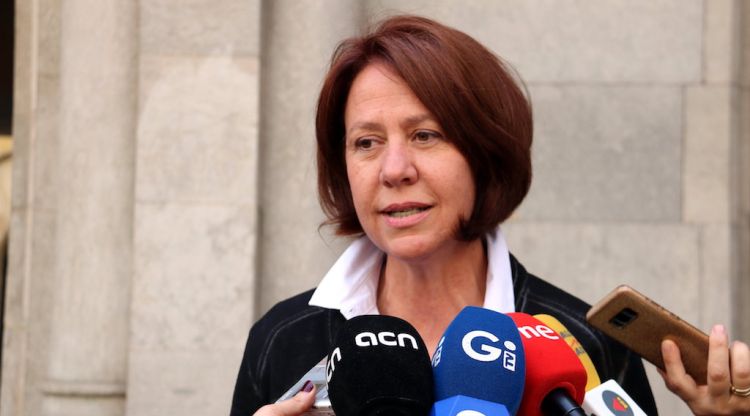 L'alcaldessa de Girona, Marta Madrenas, atenent els mitjans de comunicació. ACN