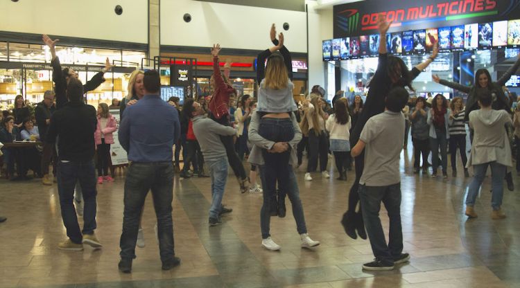 Flashmob al vestíbul de l'Espai Gironès per promocionar la Shopping Night